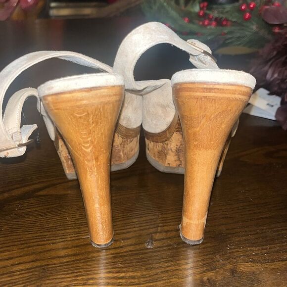Jimmy Choo Biege suede sandal/heels - Picture 6 of 10